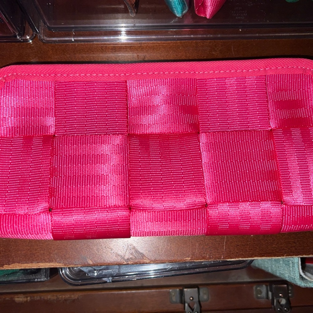 Harvey’s Seatbelt Handbags Melon Hot Pink Clutch Wallet